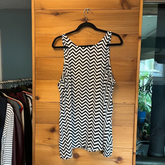 Misia Black and White Chevron Patterned Sleeveless Top - L - Picture 4 of 8